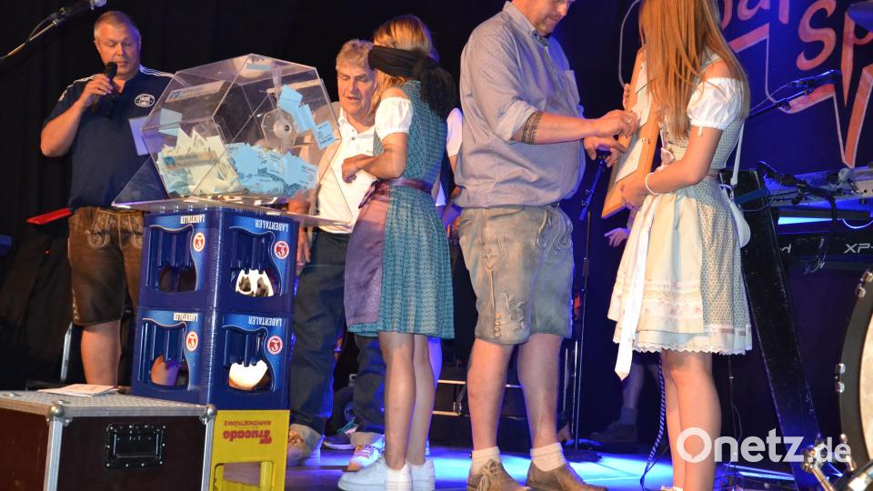 Der gezogene Hauptpreis wurde in die Tafel gesteckt. Bild: gi