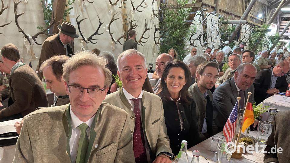 Alexander Flierl und Harald Schwartz (von links) begleiteten Michaela Kaniber durch die Rotwildschau. Bild: ge