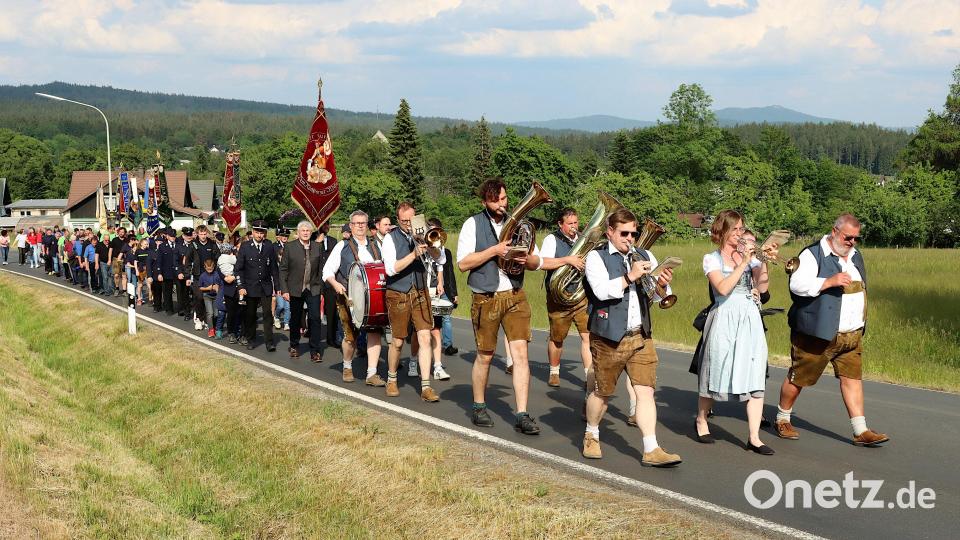 Farbenfroher Höhepunkt der Neubauer Kirwa am Samstag war der Festzug der Vereine. Der setzte sich nach dem Festgottesdienst in der St.-Antionus-Kirche zum Festplatz in Bewegung. Bild: ju