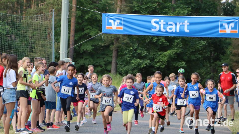 Start der Schülerinnen über 1000 m. Bild: gru