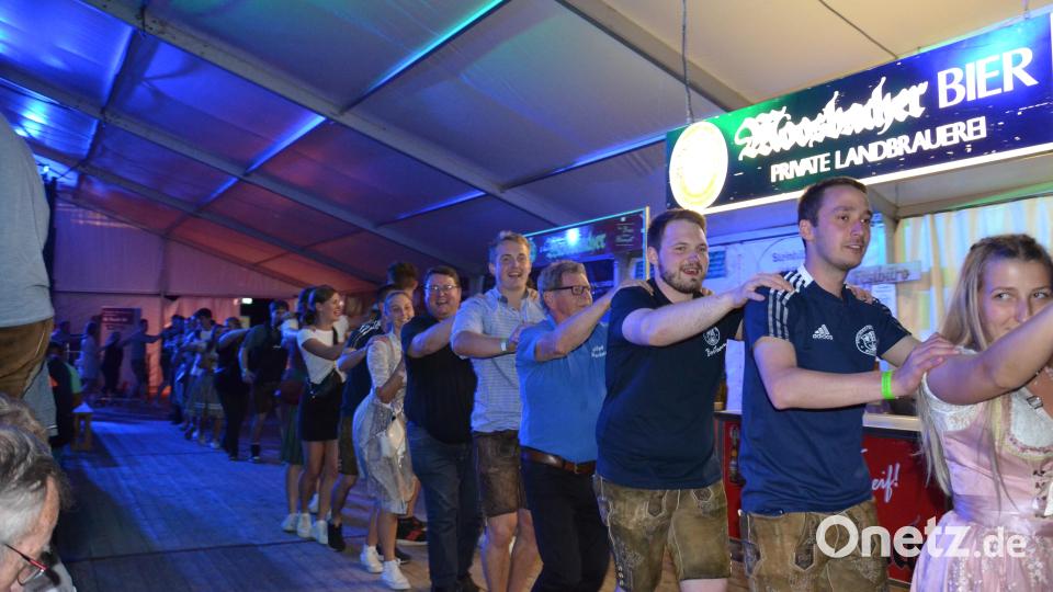 Zum Abschluss ging es mit der Polonaise durch das Festzelt nochmals rund. Bild: gi
