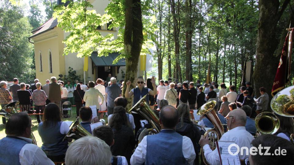 Vor der idyllisch gelegenen Gommelbergkapelle fand am Sonntag ein Festgottesdienst mit zahlreichen Teilnehmern und der Blaskapelle Konnersreuth statt. Bild: kro