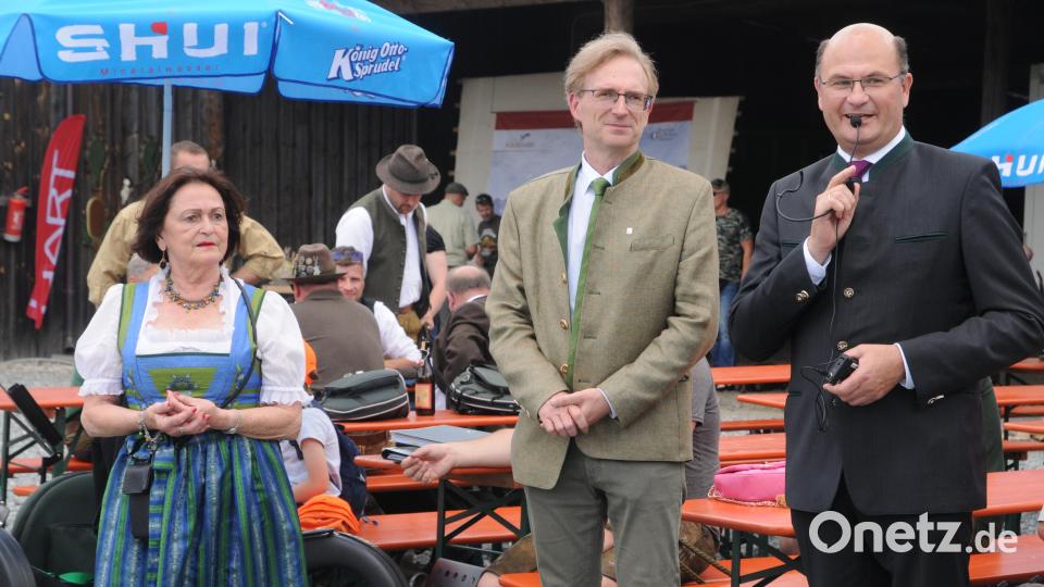 Heimatminister Albert Füracker (rechts) dankte BJV-Bezirkschef Alexander Flierl für die Ausrichtung der Rotwildtage und Ilona Rothballer stellvertretend für das Ständchen. Bild: ge