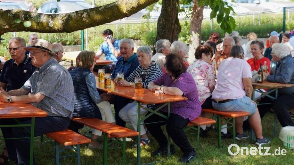 Pfarrfest St. Johannes bei hochsommerlichen Temperaturen. Die Bäume spenden Schatten. Bild: Kunz