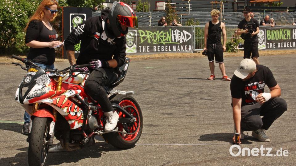 Spannung herrscht beim Vermessen des Ergebnisses beim Wettbewerb &quot;Longest Stoppie&quot;. Bild: R. Kreuzer