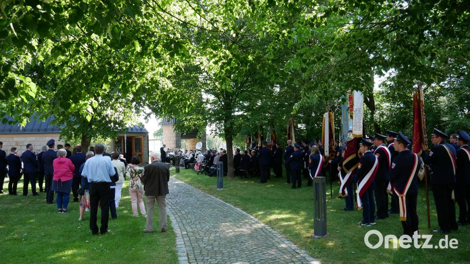 Bei bestem Wetter feierte die Freiwillige Feuerwehr Querenbach in und vor der Bruder-Klaus-Kapelle in Hatzenreuth mit Stadtpfarrer Dr. Thomas Vogl und zahlreichen Gästen ihren Festgottesdienst zum 125-jährigen Bestehen. Bild: hmr