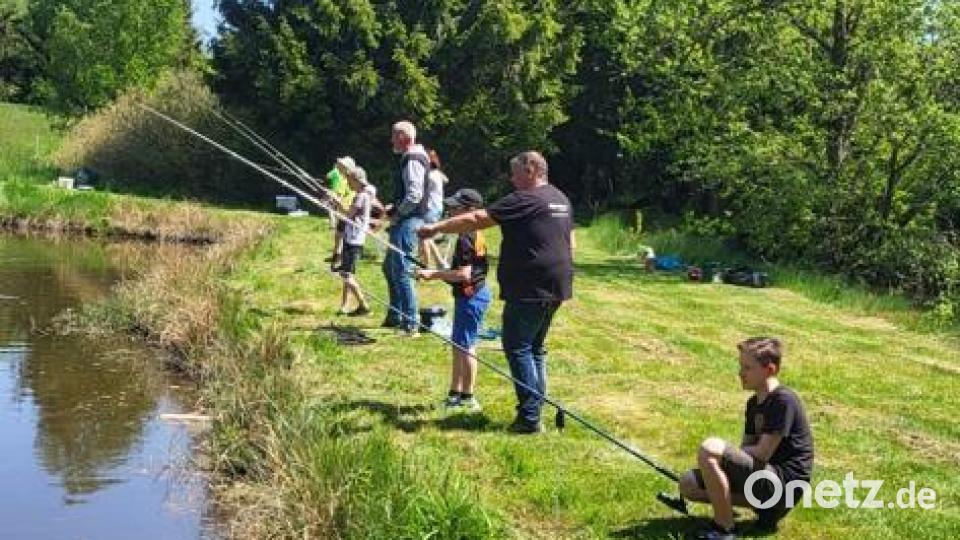 Viele Kinder und Jugendliche waren mit Begeisterung beim Schnupperangeln dabei. Bild: Fischerverein Ebnath/exb