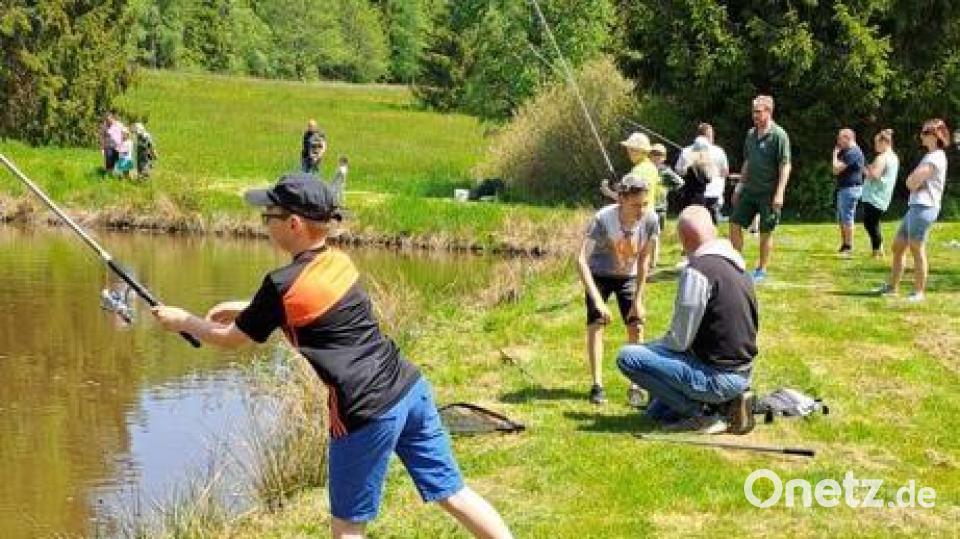 Viele Kinder und Jugendliche waren mit Begeisterung beim Schnupperangeln dabei. Bild: Fischerverein Ebnath/exb
