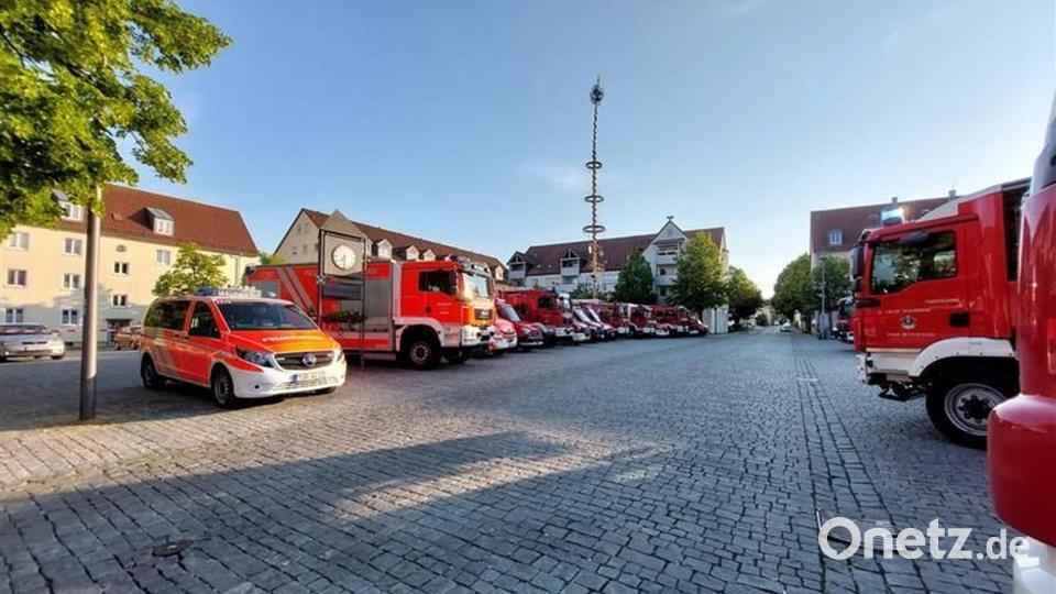 Die Feuerwehren waren auf dem Marktplatz in Wiesau mit insgesamt 25 Fahrzeugen angerückt. Bild: Feuerwehr Wiesau/exb