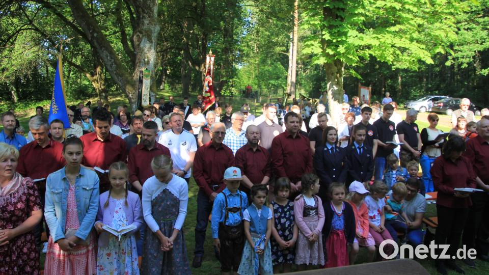Vor der idyllisch gelegenen Gommelbergkapelle fand am Sonntag ein Festgottesdienst mit zahlreichen Teilnehmern statt. Bild: kro