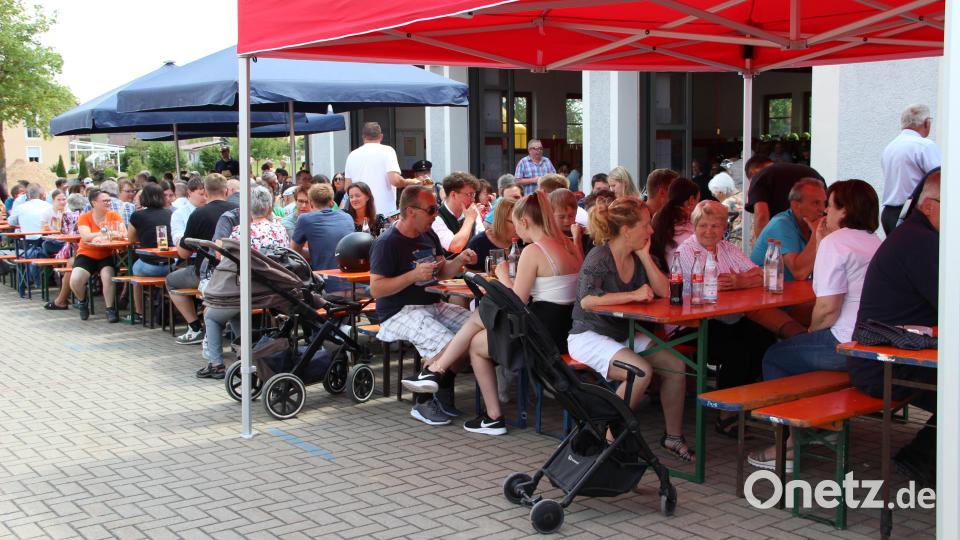 Bei gutem Essen, kühlen Getränken sowie Kaffee und Kuchen genießen viele Gäste den Feiertag bei sommerlichen Temperaturen. Bild: lep