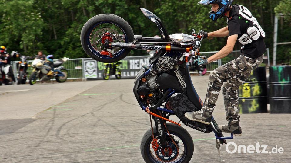 Ein Motorradfahrer beim Broken Head Stunt Meet in Weiden auf seinem Krad. Bild: R. Kreuzer