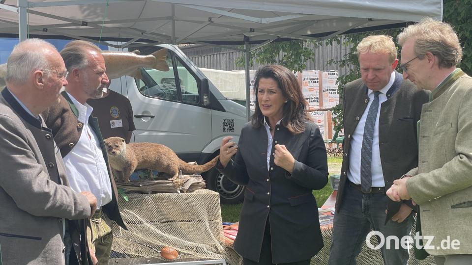 Auch bei den Fischern machten Michaela Kaniber und Alexander Flierl (rechts) Station – Hauptthema war natürlich der Fischotter. Bild: ge