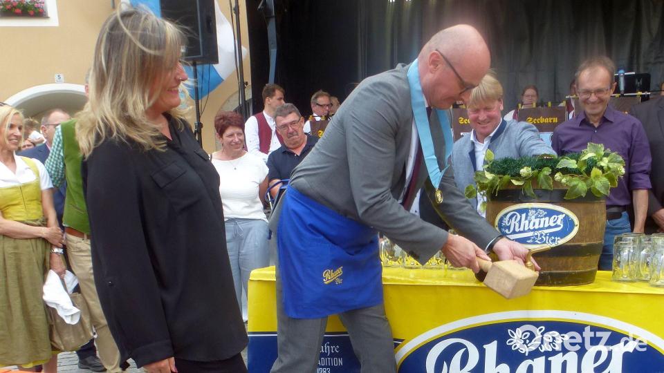 Bürgermeister Max Beer zapft das erste Bierfass an. Bild: mad