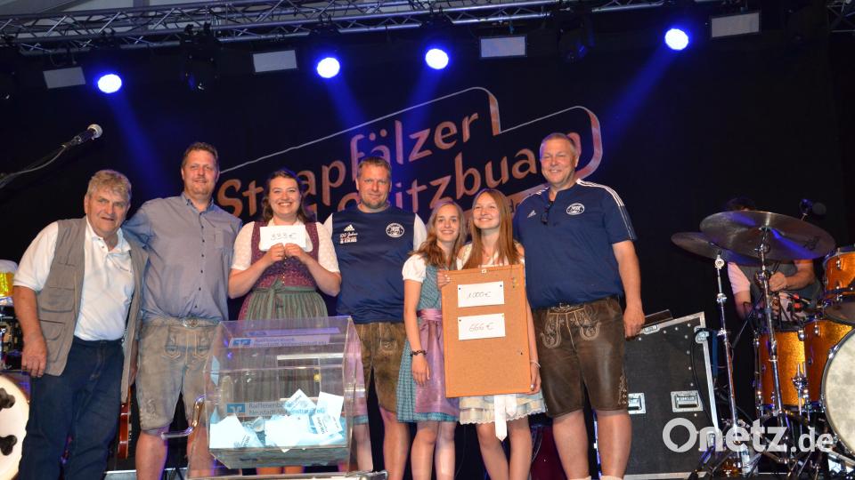 Sie haben die Mega-Tombola durchgeführt: Gerhard Wittmann, Vorsitzender Martin Köppl, Gewinnerin Magdalena Mösbauer freute sich über den dritten Preis, Vorsitzender Martin Bock, die Glücksfeen Paula Schießl und Leona Kappl sowie Helmut Meindl (von links). Bild: gi