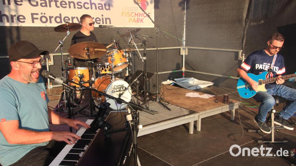 Der stimmgewaltige Menno Stuibmel, sowie Andreas Bauer und Michael Rüth (von links) von der Musikgruppe &quot;Bändscheibe&quot; begeisterten das Publikum beim Kultursommer im Fischhofpark. Bild: kro