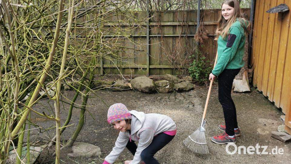 Beim Sauberhalten der Anlage greifen auch die jüngsten Mitglieder Johanna und Magdalena Eckert mit an. Bild: gz