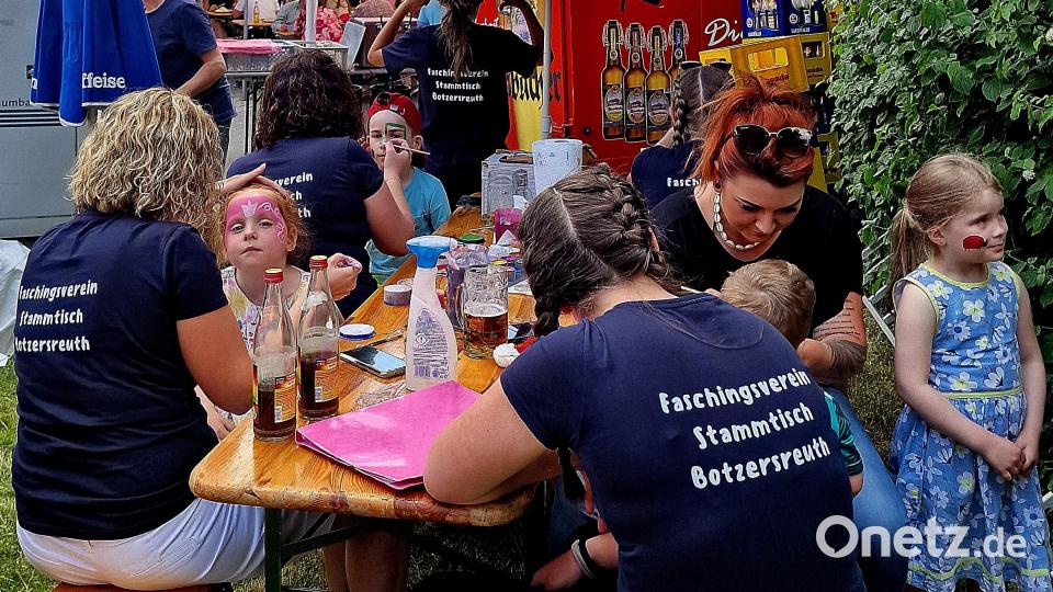 Beim Schminken ließen sich zahlreiche Kinder als Kätzchen, Schmetterlinge und Blumenkinder verzaubern. Bild: R. Kreuzer