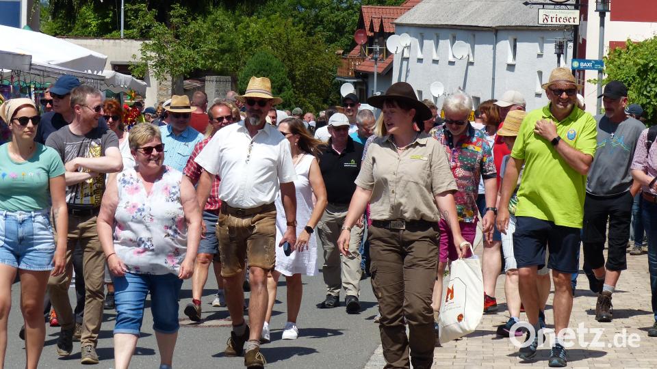 Michaela Griener (mit Hut) führt die Wanderfreunde an. Bild: hme