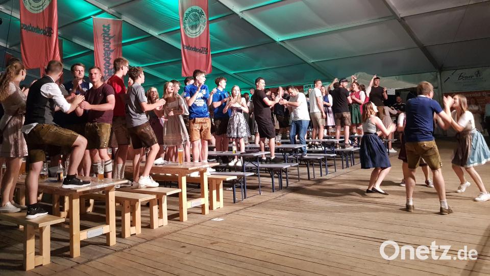 Lautstark spielen die &quot;Stoapfälzer Spitzbuam&quot; zum Mitmachen auf. Bild: gi