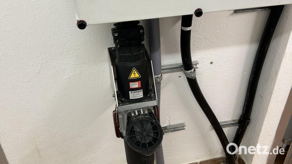 Hier wird das Kabel des Notstromaggregats angesteckt, um Brunnen IV mit Strom zu versorgen. Bild: Andreas Royer