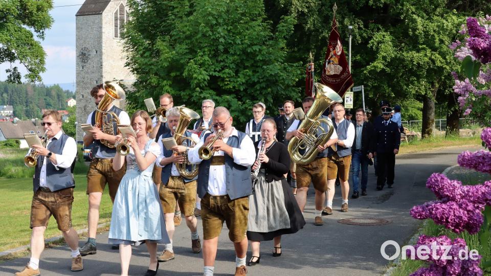 Farbenfroher Höhepunkt der Neubauer Kirwa am Samstag war der Festzug der Vereine. Der setzte sich nach dem Festgottesdienst in der St.-Antionus-Kirche zum Festplatz in Bewegung. Bild: ju