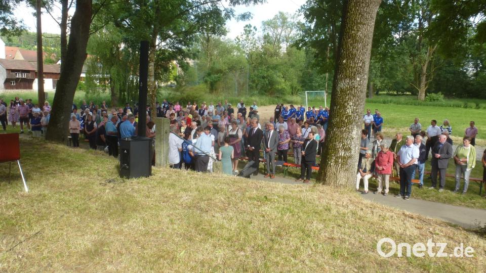 Die Besucher versammelten sich bei der Nepomuk-Kapelle zu einem Gottesdienst. Bild: mad