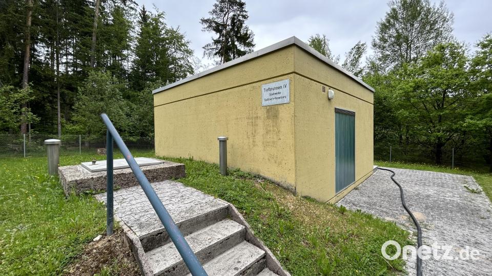 Mit einem leistungsstarken Kabel kann das Notstromaggregat direkt im Brunnen IV an die Wasserpumpen angeschlossen werden. Bild: Andreas Royer