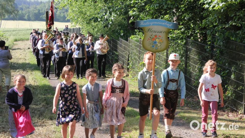 Angeführt vom Siedlernachwuchs führte am Sonntag ein Kirchenzug zur Gommelbergkapelle in Pleußen. Bild: kro