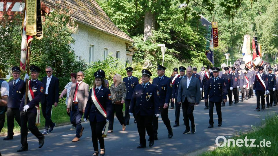Ein stattlicher Kirchenzug mit 12 Vereinen marschierte, angeführt von der Stadtkapelle Waldsassen, am Sonntagvormittag zur Ortsmitte von Hatzenreuth. Im Bild die Vertreter der Jubelfeuerwehr Querenbach mit den Ehrengästen. Bild: hmr