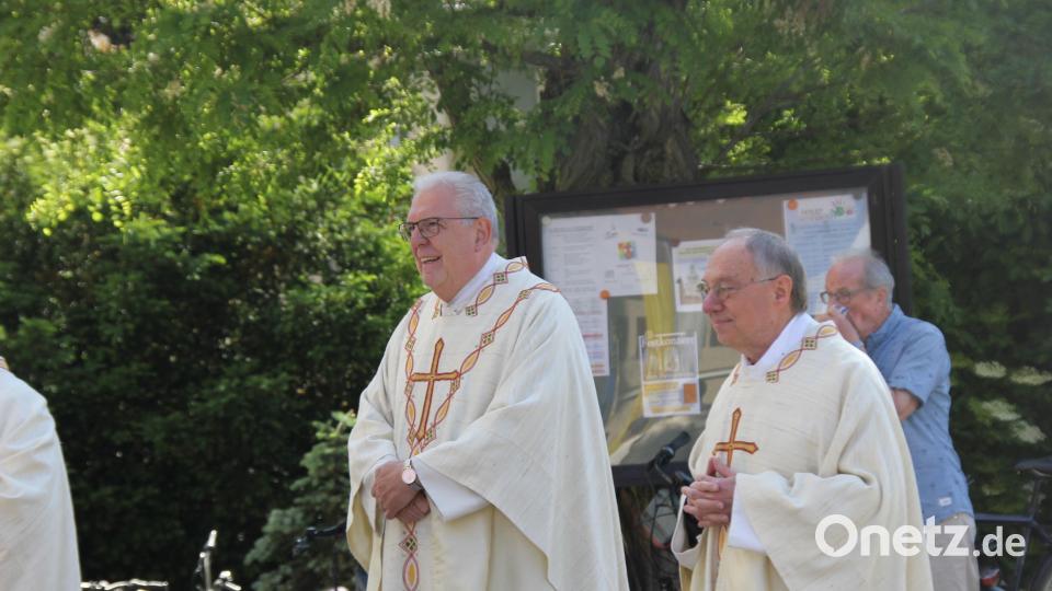 Groß war die Freude bei Pfarrer Ludwig Gradl (rechts) von der Pfarrei Hl. Dreifaltigkeit, dass er zur Festmesse anlässlich des Patroziniums im Jubeljahr der Pfarrei Domvikar Dr. Werner Schrüfer als Zelebrant und Prediger begrüßen konnte. Bild: ads