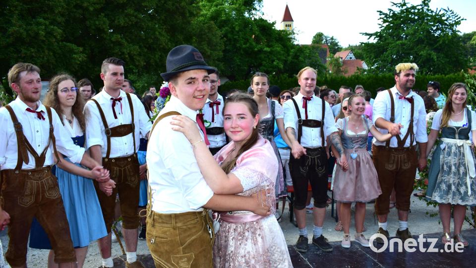Das Oberkirwapaar Marco Niebler und Chiara Howard absolviert den Ehrentanz um den Baum, beobachtet vom Rest der Kirwagesellschaft. Bild: no
