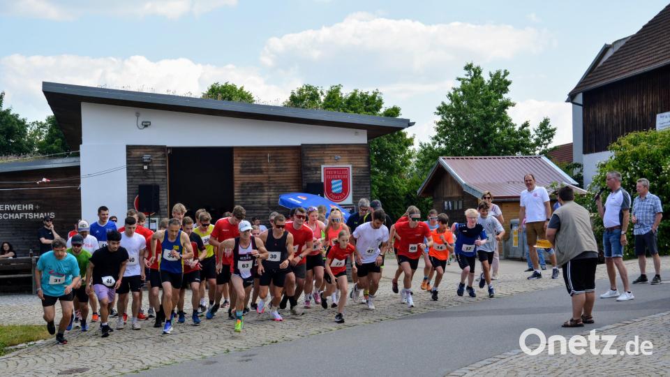 Pünktlich um 16 Uhr startete Bürgermeister Hermann Falk den Stundenlauf durch die Straßen Ehenfelds. Bild: fdl