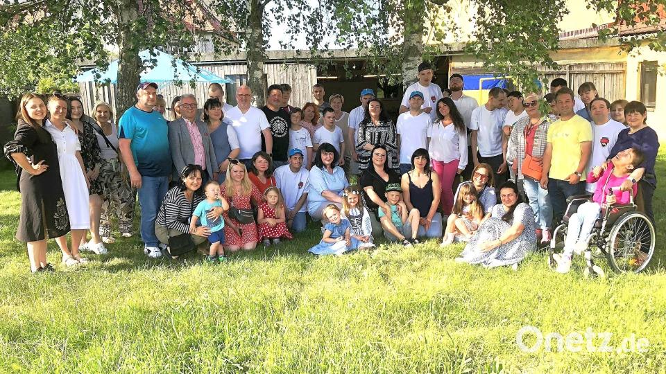 Bei einem Willkommensfest begrüßten Vertreter der Marktgemeinde, der Verein &quot;Brücke Wiesau&quot; und die bereits in Wiesau wohnenden Gäste aus der Ukraine die seit März in der Wohngemeinschaft Sankt Benedikt lebenden jungen Leute und deren Betreuer. Bild: wro