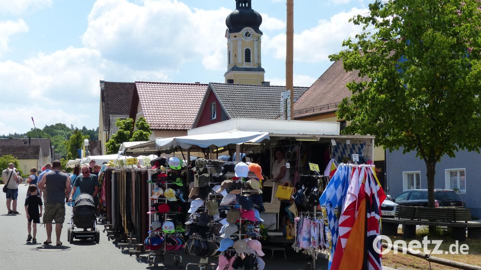 Die Verkaufsstände reihten sich auf dem Marktplatz aneinander. Bild: hme