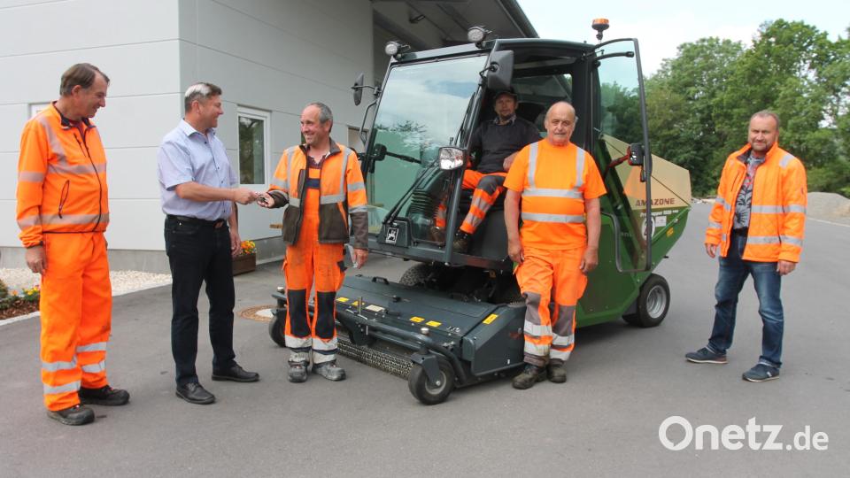 &quot;Gute Fahrt und unfallfreies Arbeiten&quot; mit dem neuen Rasentraktor wünscht Bürgermeister Rainer Rewitzer (Zweiter von links) bei der Schlüsselübergabe an Bauhofchef Siegfried Völkl. Bild: pi