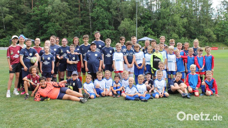 Ein Fußballspiel zwischen dem Team Bananenflanke und einer Juniorenmannschaft des SV Störnstein sowie ein buntes Rahmenprogramm wird den jungen Kickern noch lange in Erinnerung bleiben. Bild: Sandra Krügelstein