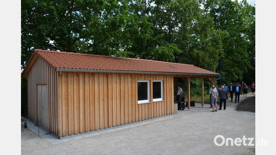 Neu ist auch ein Nebengebäude, in dem Gartengeräte und ein Aufenthaltsraum untergebracht sind. Bild: ak
