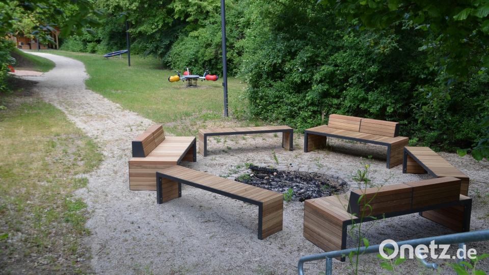 Die Feuerstelle mit Sitzgelegenheiten ist nur eine der neuen Stationen auf dem Freizeitgelände der KJR-Jugendstätte Haidenaab. Sie ist ebenso barrierefrei erreichbar wie sämtliche Spielgeräte und Sportanlagen. Bild: ak