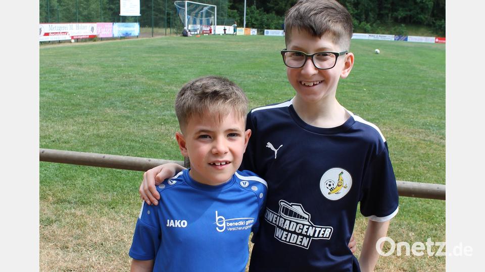 Ein Herzenswunsch ging für die Brüder Ben und Tom Krügelstein (von rechts) in Erfüllung: Sie spielten erstmals in einem offiziellen Fußballspiel gegeneinander. Bild: Sandra Krügelstein