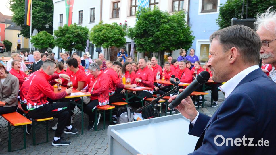 Oberbürgermeister Jens Meyer begrüßt die 112 Gäste aus Ungarn. Bild: Kunz