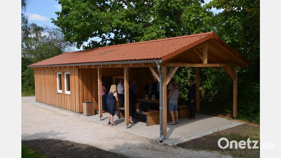 Neu ist auch ein Nebengebäude, in dem Gartengeräte und ein Aufenthaltsraum untergebracht sind. Bild: ak