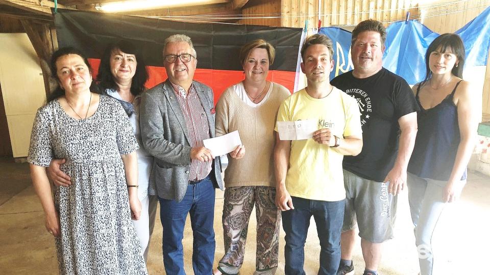Mit jeweils 250 Euro unterstützten der Markt Wiesau und der CSU-Ortsverband die Arbeit des Vereins &quot;Brücke Wiesau&quot;. Im Bild von links Dolmetscherin Oksana Dzhevaha, Lena Riabikowa, Bürgermeister Toni Dutz, Karin Zrenner (Schatzmeisterin von &quot;Brücke Wiesau&quot;), CSU-Ortsvorsitzender Michael Dutz, Oliver Zrenner und Alona Zakora. Bild: wro