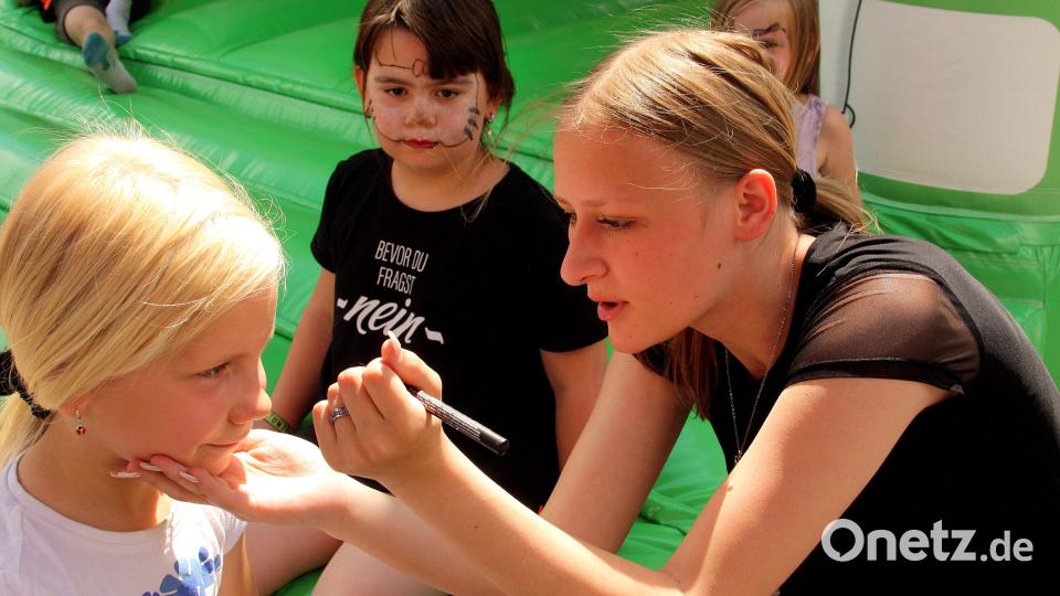 Das Kinderschminken kommt an. Bild: R. Kreuzer