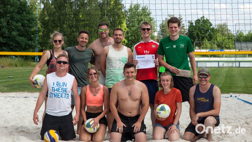 Die ersten Drei sind stolz auf ihre Erfolge beim Volleyballturnier der TSG. Bild: Bernhard Rauch/exb