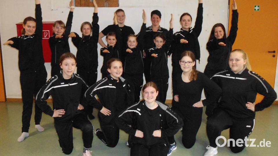 Seit 17. April trainiert die Jugendgarde unter Leitung von Präsidentin Regina Merkl (hinten 3.v.r.) und Melina Merkl (hinten 4.v.r.) jede Woche zweimal ca. eineinhalb Stunden, um spätestens am 11.11. topfit für den Auftakt der Faschingssaison. Bild: u