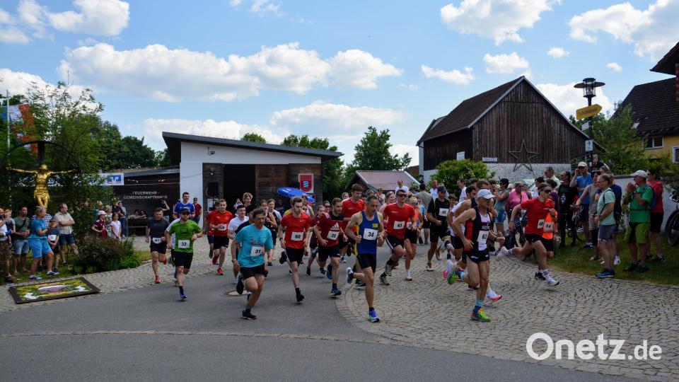 Pünktlich um 16 Uhr startet Bürgermeister Hermann Falk den Stundenlauf durch die Straßen Ehenfelds. Bild: fdl