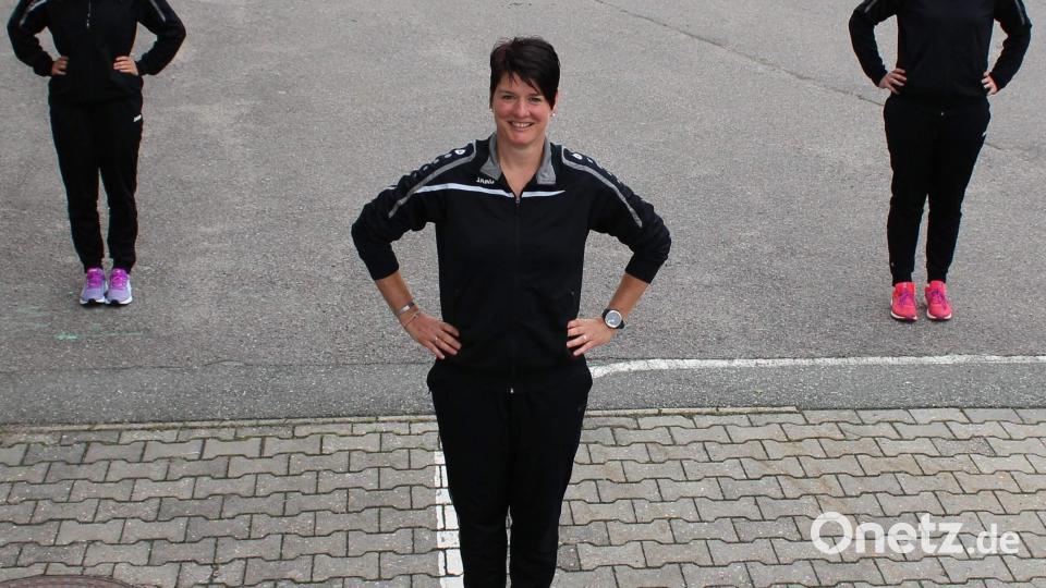 Wenn am 11.11. die Kinder-, Jugend- und Prinzengarde auf dem Marktplatz eine heiße Sohle aufs Parkett legen, haben daran die drei Trainerinnen maßgeblichen Anteil. V. l.: Annika Scheffler, Präsidentin Regina Merkl und Vizepräsidentin Michaela Meier. Bild: u