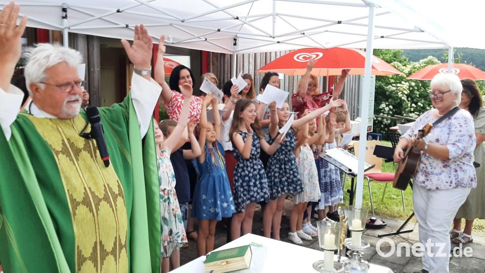 Gute Laune beim Pfarrfest in Luhe. Der Open-Air-Gottesdienst mit einem Projektchor begeistert die Gläubigen. Bild: rgl