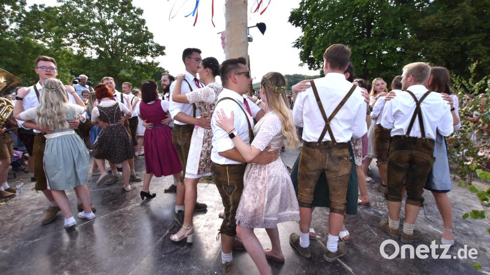 Eine halbe Stunde tanzten die Paare um den Baum, ehe der Wecker rasselte. Bild: no